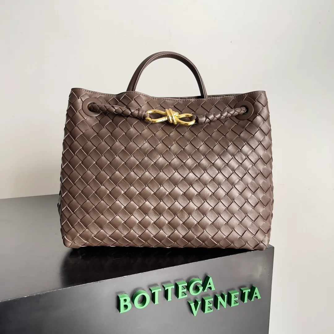The 2023 new Andiamo batch of 2260 BV has been shipped‼ ️Really popular🔥The new Andiamo woven handbag launched by Bottega Veneta this season is really popular all over the world! ! Celebrities at home and abroad have worn it, and Oscar-winning actress Michelle Yeoh has taken it out on the street. Song Jia, Trai Yara, Yu Feihong, Sanji Ayaka, Rosie Hunting-Whiteley, Yoshioka Riho, etc. have all picked up this bag. It is classic and versatile, showing off its temperament, and the bag capacity is also large, which is very convenient for daily commuting! ! A variety of carrying methods, the shoulder straps can be adjusted by yourself, the original lambskin feels soft and delicate, and the unisex style breaks the gender boundaries and brings a more practical and long-lasting use experience. Andiamo, which has both elegant and casual styles, perfectly interprets the true appearance of "fashionable old money style". Style number: 743572 Size: 32*24*12